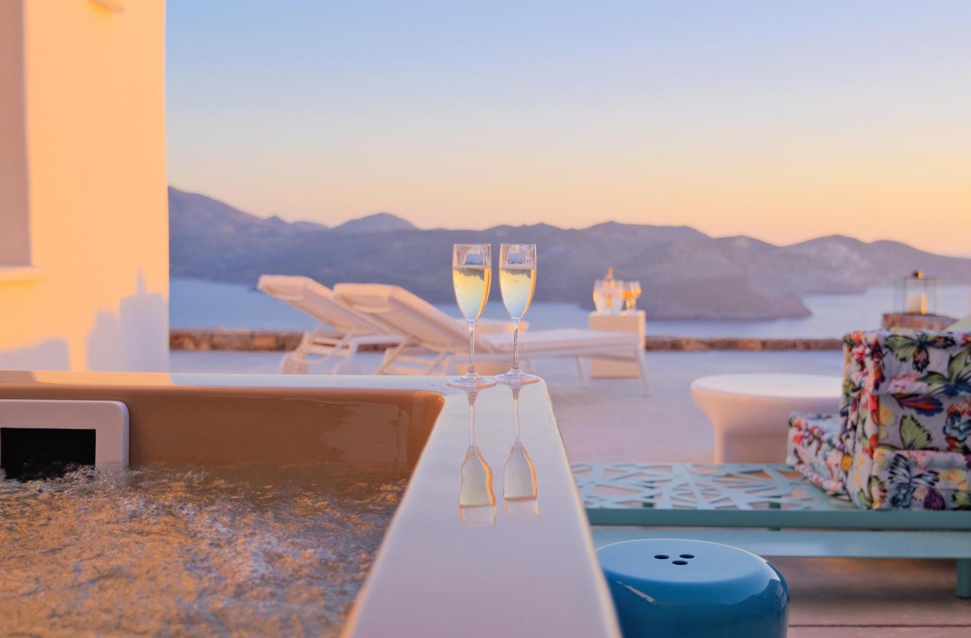 Odyssey Rock Milos Sunset Suites Plaka  ภายนอก รูปภาพ