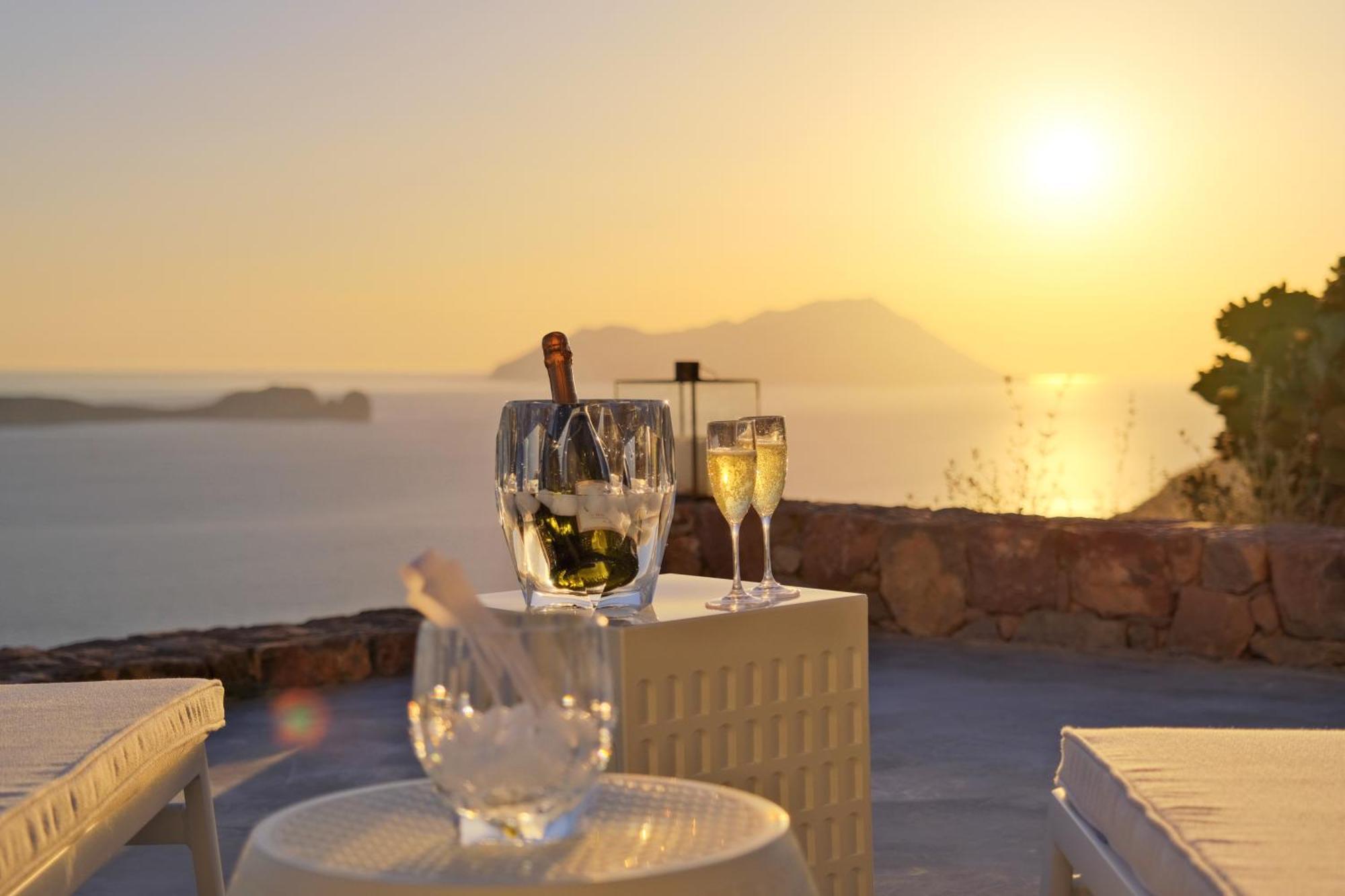 Odyssey Rock Milos Sunset Suites Plaka  ห้อง รูปภาพ