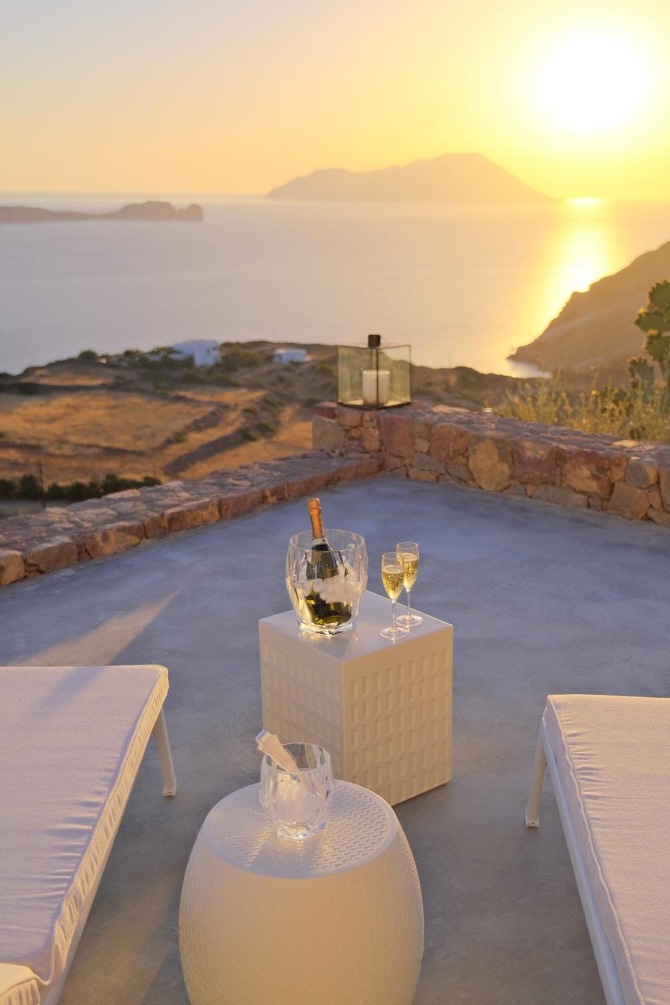 Odyssey Rock Milos Sunset Suites Plaka  ห้อง รูปภาพ