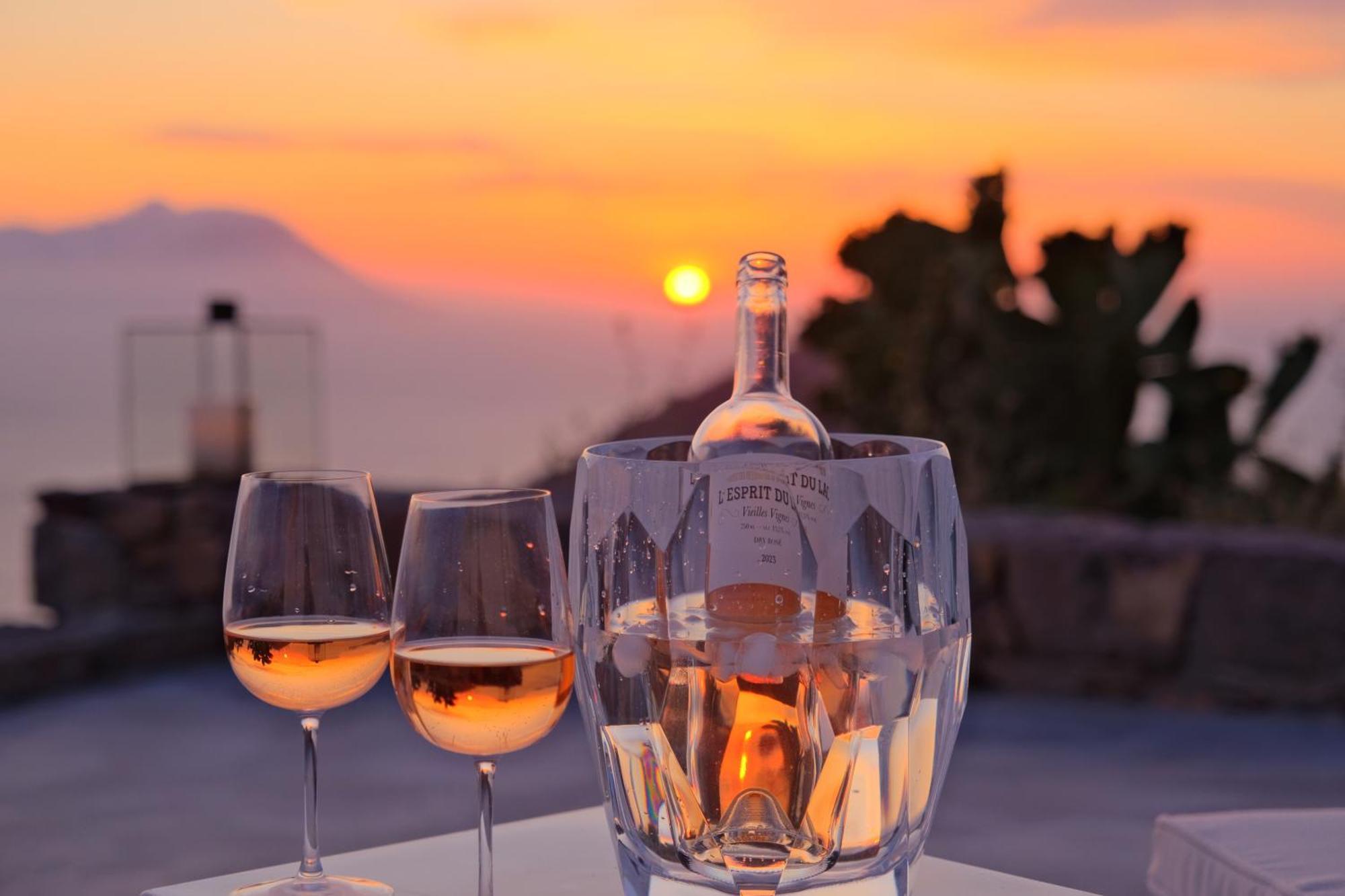 Odyssey Rock Milos Sunset Suites Plaka  ห้อง รูปภาพ